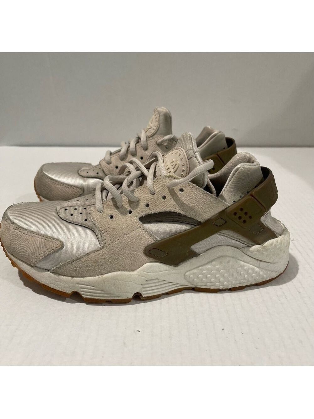 Women’s Nike Air Huarache Beige & White Size 8 US!